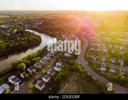 Vue aérienne des quartiers résidentiels au lever du soleil. Belle ville paysage urbain à l'aube Banque D'Images