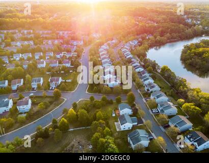 Grand panorama, vue aérienne avec de grands bâtiments, quartiers résidentiels dans le beau lever du soleil Banque D'Images