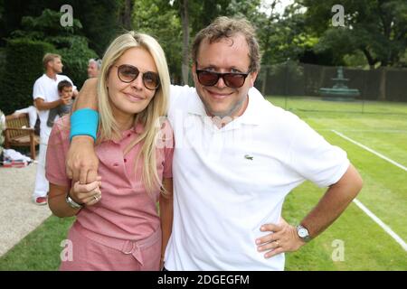 Exclusif - Carine Galli et Frederic Verdier lors du tournoi de tennis des 'personnalités engageess', sur l'unique court en Gazon parisien, organisé par l'Ambassade de Grande-Bretagne et le club Sport et démocratie, a l'Ambassade de Grande-Bretagne a Paris, France, le 17 juin 2017. Photo de Jerome Domine/ABACAPRESS.COM Banque D'Images