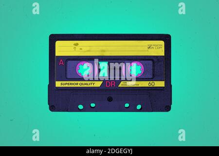Un style rétro sur le thème des années 1990 ou 1980, un style flammé aux ondes fluo arrière-plan de l'illustration de la cassette audio avec espace de copie Banque D'Images