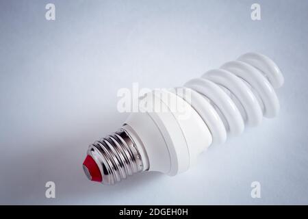Lampe à économie d'énergie électrique sur un fond clair. Banque D'Images