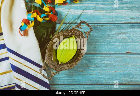 Fête rituelle juive de Sukkot dans le symbole religieux juif Etrog, lulav, hadas, arava tallit priant le livre kippa et shofar Banque D'Images