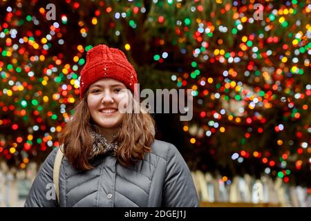 Close up portrait of a beautiful smiling girl lumières colorées bokeh Banque D'Images