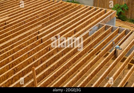 Poutrelle en bois sur une nouvelle maison personnalisée Banque D'Images