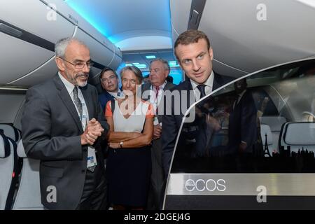 Yann Delabriere, PDG de Zodiac Aeospace , Elisabeth borne, ministre des Transports, Emmanuel Macron, président de la République, visite du salon, stand Zodiac Aerospace 52eme salon international de l'aéronautique et de l'espace. Visite du Président de la République . Le Bourget, près de Paris, le 19 juin 2017. Photo de Gilles Rolle/Pool/ABACAPRESS.COM Banque D'Images