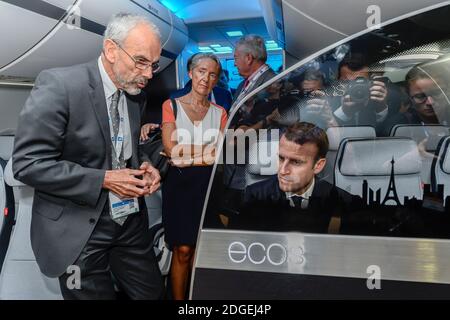 Yann Delabriere, PDG de Zodiac Aeospace , Elisabeth borne, ministre des Transports, Emmanuel Macron, président de la République, visite du salon, stand Zodiac Aerospace 52eme salon international de l'aéronautique et de l'espace. Visite du Président de la République . Le Bourget, près de Paris, le 19 juin 2017. Photo de Gilles Rolle/Pool/ABACAPRESS.COM Banque D'Images