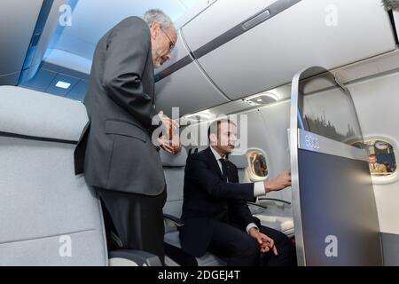 Yann Delabriere, PDG de Zodiac Aeospace , Emmanuel Macron, président de la République, visite du salon, stand Zodiac Aerospace52eme salon international de l'aéronautique et de l'espace. Visite du Président de la République . Le Bourget, près de Paris, le 19 juin 2017. Photo de Gilles Rolle/Pool/ABACAPRESS.COM Banque D'Images