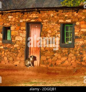 Dans le village de rue du lesotho près de la montagne Banque D'Images