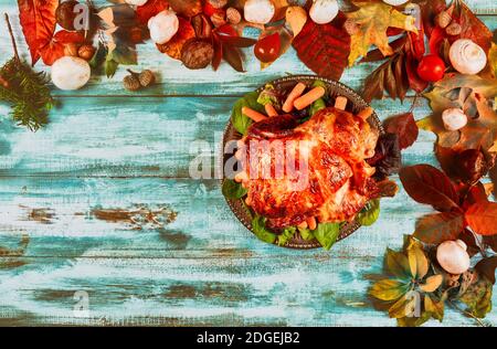 Poulet entier cuit au four avec des champignons en gros plan sur une table. Vue verticale du dessus Banque D'Images