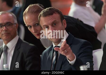 Emmanuel Macron.le président français Emmanuel Macron est flanqué par le ministre français de l'intérieur Gérard Collomb lors d'un dîner organisé par le Conseil français de la foi musulmane (CFCM) pour briser le jeûne du Ramadan à Paris, en France, le 21 juin 2017. Photo de Jacques Witt/Pool/ABACAPRESS.COM Banque D'Images