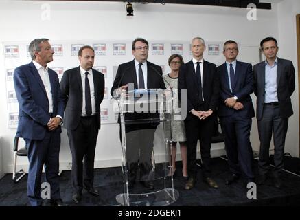 Député élu du parti les Républicains (LR), Thierry Solere (3rdL) prononce un discours en tant que député de l'UDI, Philippe Vigier (L), Président du parti Union des Démocrates indépendants (UDI), Jean-Christophe Lagarde (2nL), député élu du parti les Républicains (LR), Pierre-Yves Dazel, député de l'UDI, député de Bournemouth (R) Yves Jego (2ndR), les députés élus du parti les Républicains (LR), Franck Riester (3ndR) et Agnes Firmin-le Bodo (arrière C) écoutent le 21 juin 2017 à l'Assemblée nationale française à Paris, France. Solere a annoncé la création d'un Banque D'Images