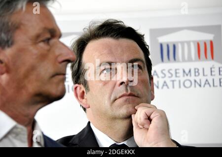 Thierry Solere (R), député élu du parti des Républicains (LR) et Philippe Vigier, député de l'UDI, tiennent une conférence de presse le 21 juin 2017 à l'Assemblée nationale française à Paris. Solere a annoncé la création d'un nouveau groupe parlementaire, composé de quelque 20 législateurs LR et de 18 de l'UDI, appelés les Républicains-constructeurs-UDI-indépendants. Photo d'Alain Apaydin/ABACAPRESS.COM Banque D'Images