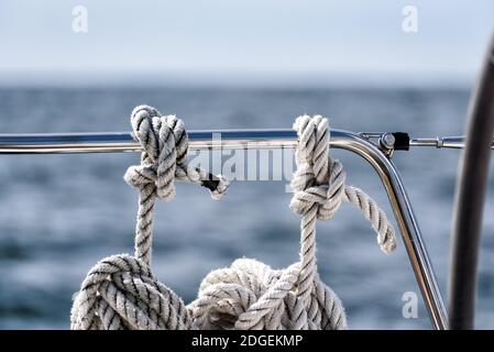 Lignes d'amarrage sur un yacht à voile Banque D'Images