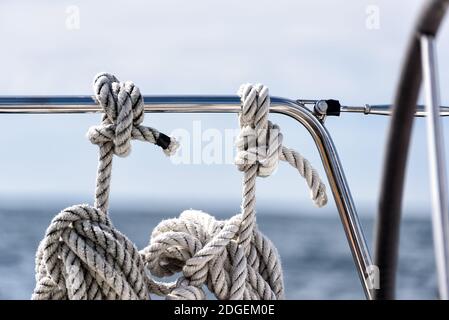 Lignes d'amarrage sur un yacht à voile Banque D'Images