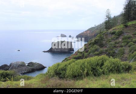 Île Norfolk, territoire externe de l'Australie, îlots du Nord de l'île Norfolk, appelés Green Pool et Cathedral Rock. Banque D'Images