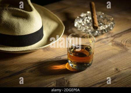 Glas de rhum dans un bar à Cuba Banque D'Images