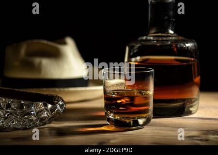 Glas de rhum dans un bar à Cuba Banque D'Images
