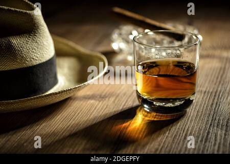 Glas de rhum dans un bar à Cuba Banque D'Images