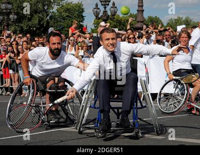 Le président français Emmanuel Macron retourne le ballon en fauteuil roulant alors qu'il joue au tennis sur le pont Alexandre III à Paris, France, le 24 juin 2017. La capitale française est transformée en un parc olympique géant pour célébrer les journées olympiques internationales avec une variété d'événements sportifs pour le public dans toute la ville pendant deux jours, alors que la ville s'offre à accueillir les Jeux olympiques et paralympiques de 2024. Photo de Jean-Paul Pelissier/Pool/ABACAPRESS.COM Banque D'Images