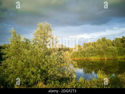 Paysage avec un ciel d'orage au coucher du soleil. Banque D'Images