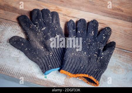 Gants en coton pour protéger les mains tout en travaillant Banque D'Images