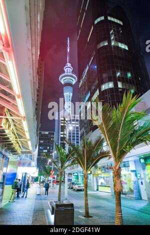 Skytower la nuit, le célèbre monument d'Auckland, Nouvelle-Zélande Banque D'Images