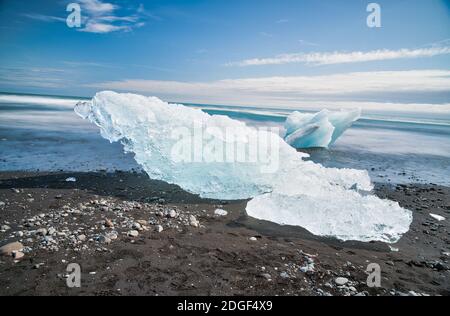 Vue floue à longue exposition des icebergs se déplaçant dans le lagon de Jokulsarlon, en Islande Banque D'Images