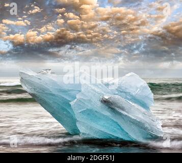 Vue floue à longue exposition des icebergs se déplaçant dans le lagon de Jokulsarlon, en Islande Banque D'Images