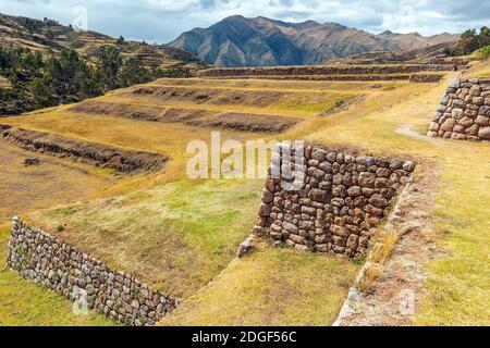 Inca ruine et l'agriculture terrasses de Chincheros, région de Cusco, Pérou. Banque D'Images