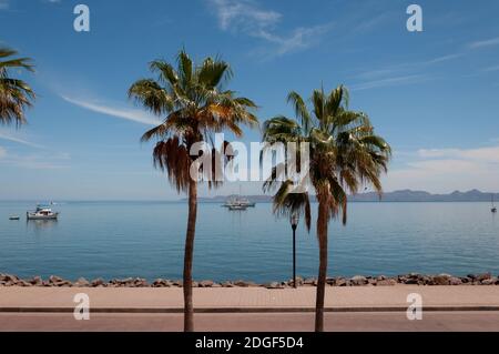 Une vue depuis le rivage de bateaux ancrés au large de Loreto dans la mer de Cortez, Basse-Californie, Mexique, par un jour calme. Au loin est Isla Carmen. Banque D'Images