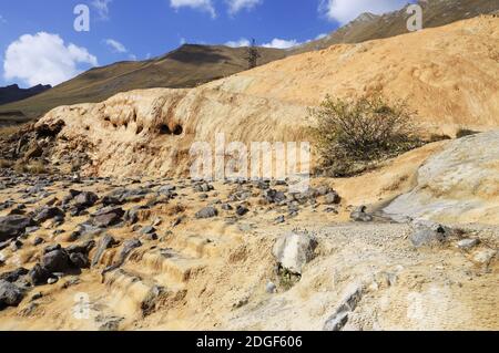 Travertins de Jvari passent dans le Parc National de la Géorgie, Kazbegi Banque D'Images