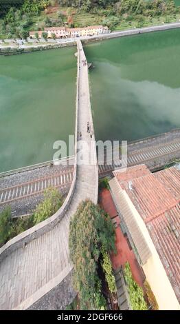 Vue panoramique aérienne incroyable sur le pont du Diable à Lucca, en Italie. Ponte della Maddalena Banque D'Images