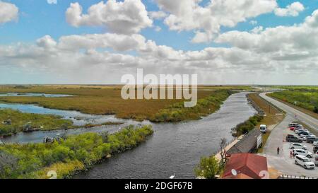 Vue aérienne de la crique et des marécages dans les Everglades de Floride, États-Unis Banque D'Images