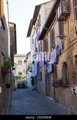 Une rue médiévale étroite avec des maisons avec des étages ajoutés à Orvieto, Ombrie, Italie Banque D'Images