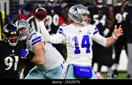 Baltimore, États-Unis. 08 décembre 2020. Le quarterback des Dallas Cowboys Andy Dalton (14) jette un terrain d'aval contre les Baltimore Ravens pendant la première moitié au stade M&T Bank à Baltimore, Maryland, le mardi 8 décembre 2020. Photo de David Tulis/UPI crédit: UPI/Alay Live News Banque D'Images