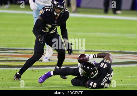 Baltimore, États-Unis. 08 décembre 2020. Baltimore Ravens à l'intérieur du linebacker Patrick Queen (48) intercepte les Dallas Cowboys avec la sauvegarde de la sécurité DeShon Elliott (32) pendant la première moitié au stade M&T Bank à Baltimore, Maryland, le mardi 8 décembre 2020. Photo de David Tulis/UPI crédit: UPI/Alay Live News Banque D'Images