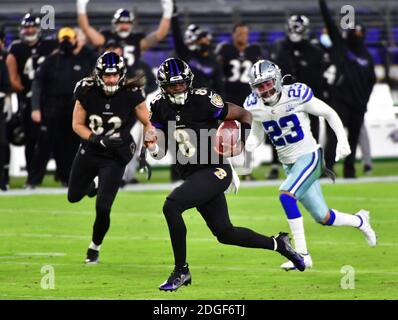 Baltimore, États-Unis. 08 décembre 2020. Le quarterback des Baltimore Ravens Lamar Jackson (8) se déroule pour un touchdown de 27 yards contre les Dallas Cowboys pendant la première moitié au stade M&T Bank à Baltimore, Maryland, le mardi 8 décembre 2020. Photo de David Tulis/UPI crédit: UPI/Alay Live News Banque D'Images