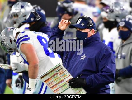 Baltimore, États-Unis. 08 décembre 2020. Mike McCarthy, entraîneur-chef de Dallas Cowboys, travaille sur la touche contre les Baltimore Ravens au cours de la première moitié au M&T Bank Stadium de Baltimore, Maryland, le mardi 8 décembre 2020. Photo de David Tulis/UPI crédit: UPI/Alay Live News Banque D'Images