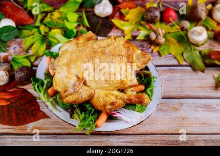 Assiette avec dinde rôtie le jour de Thanksgiving. Banque D'Images