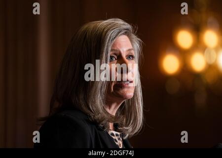 Washington, DC, États-Unis. 08 décembre 2020. Le sénateur américain Joni Ernst (républicain de l'Iowa) s'adresse aux médias après le déjeuner hebdomadaire du sénat républicain au Capitole des États-Unis à Washington, DC, USA, 08 décembre 2020. Crédit : Jim LoScalzo/Pool via CNP | usage dans le monde crédit : dpa/Alay Live News Banque D'Images