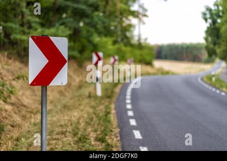 Route de campagne avec un virage serré Banque D'Images