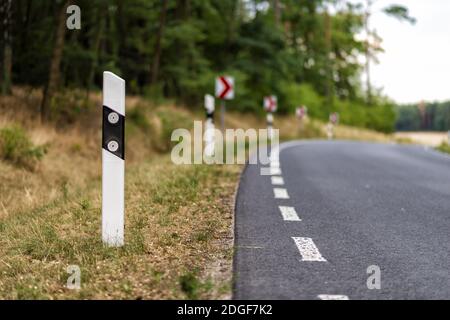 Route de campagne avec un virage serré Banque D'Images