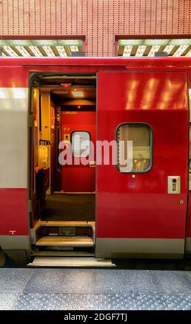 Anvers, Belgique, septembre 2019, porte ouverte sur un train Thalys Banque D'Images