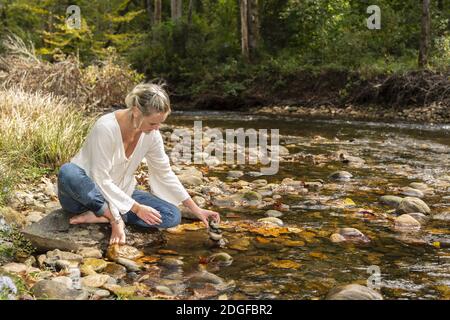 Un charmant modèle Blonde bénéficie d'une journée d'automne en plein air à Le Parc Banque D'Images