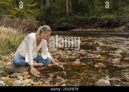 Un charmant modèle Blonde bénéficie d'une journée d'automne en plein air à Le Parc Banque D'Images