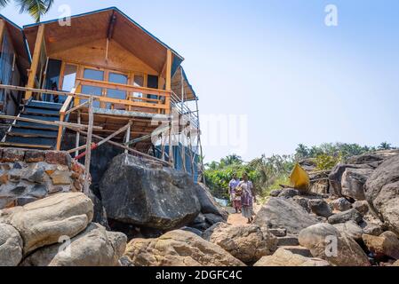 PALOLEM, Goa, INDE - 19 MARS 2019 : femmes indiennes en robe traditionnelle saree près des maisons du village sur la rive de l'océan indien à Palolem, Goa Banque D'Images