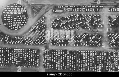 Vue aérienne au plafond photo de l'aire de stationnement des véhicules montrant les nouvelles voitures produites par les constructeurs automobiles stockés là pour une distribution ultérieure vers la voiture Banque D'Images