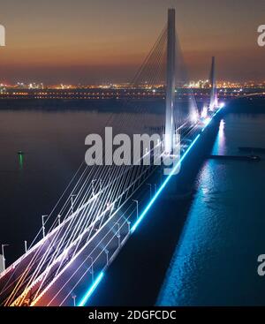 Une vue aérienne des lampadaires le long du pont du cinquième Yangtze a été activée et désactivée tour à tour pour tester le système d'éclairage, qui sera complètement terminé Banque D'Images