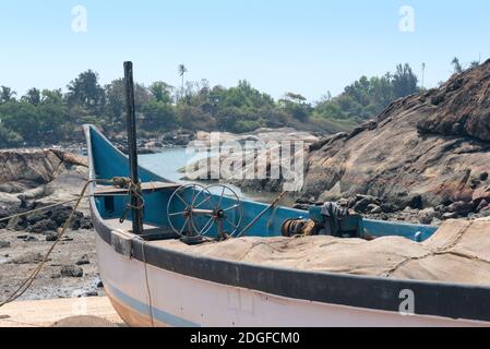 Vieux bateau en bois sur la rive sablonneuse de l'Indien océan Banque D'Images