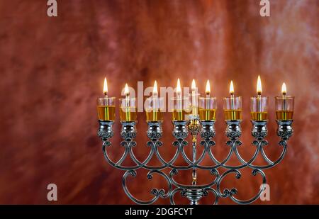 Les bougies de Menorah Hanukkah brûlent à hanukkiah le jour de la fête. Banque D'Images